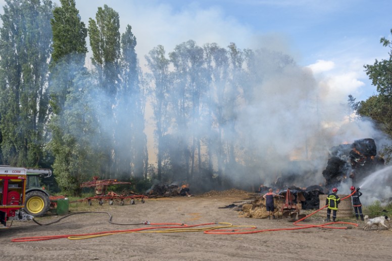 150 tonnes de foin partent en fumÃ©e chez Jean-Marie Pigeon, Ã©leveur Ã  Appenai-sous-BellÃªme, Orne